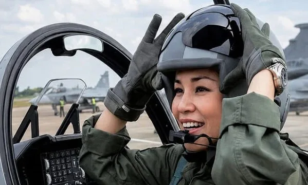 Ratu Suthida Thailand Terbang Solo dengan Jet Tempur Gripen, Catat Pengalaman 1.188 Jam Terbang